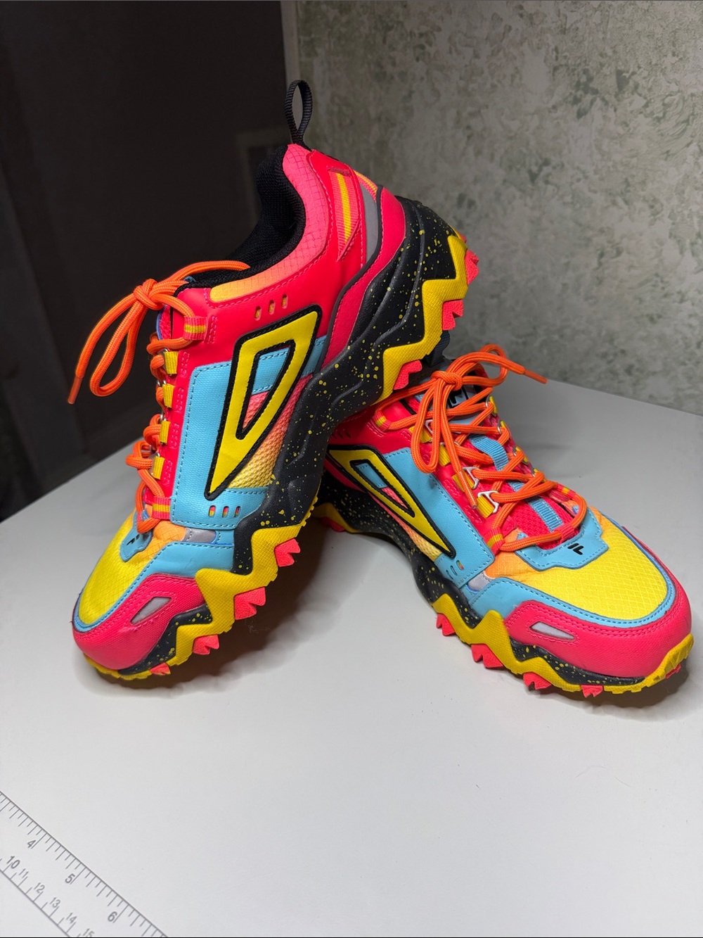 Fila Sneakers Like New Size 10 - Picture 2 of 6